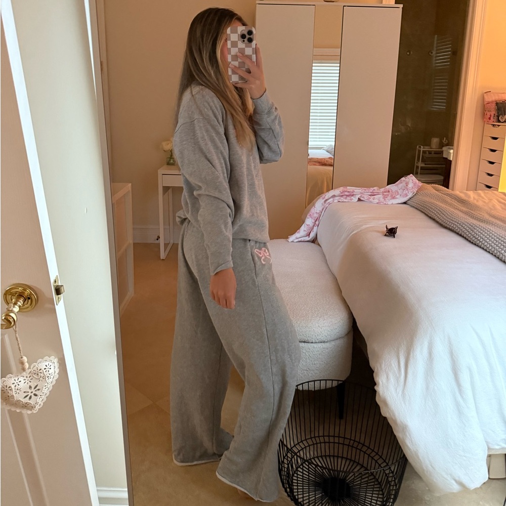 Gray Sweatshirt and Sweatpants Set - Picture 2 of 2